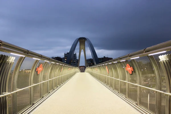 Brug van de stad in de avond — Stockfoto