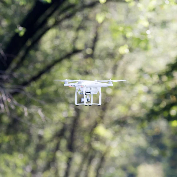 Pequeno drone voando ao ar livre, conceitos de tecnologia — Fotografia de Stock