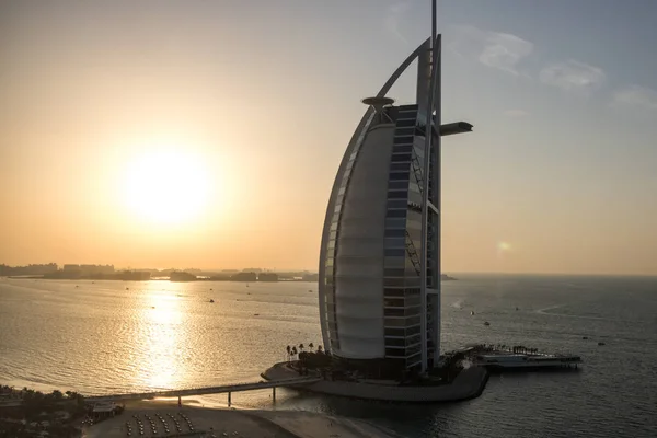 DUBAI - CIRCA ENERO 2017: el emblemático hotel de lujo Burj Al Arab — Foto de Stock