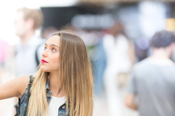 Menina adolescente bonita olhando para cima, close up foto com desfoque — Fotografia de Stock