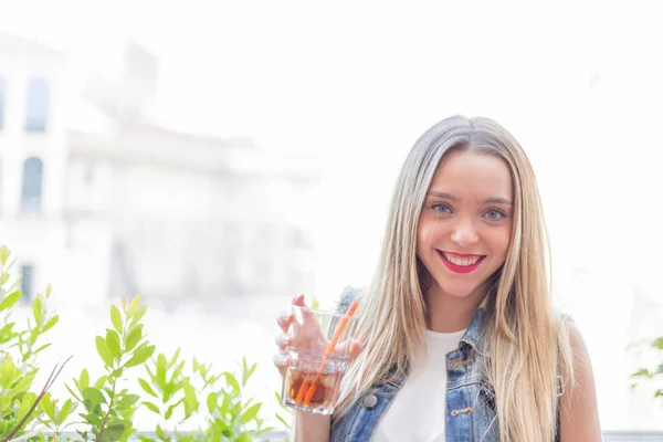 Glad ung tjej dricka en cocktail utomhus, under en solig Summa — Stockfoto