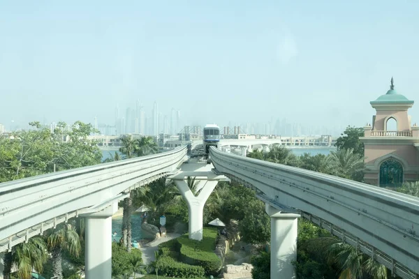 El tren monorraíl que conecta Dubai Marina — Foto de Stock