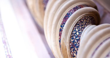 Süslü bir sütunun mimari ayrıntıları