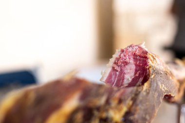 Kasap domuz eti servis ediyor.