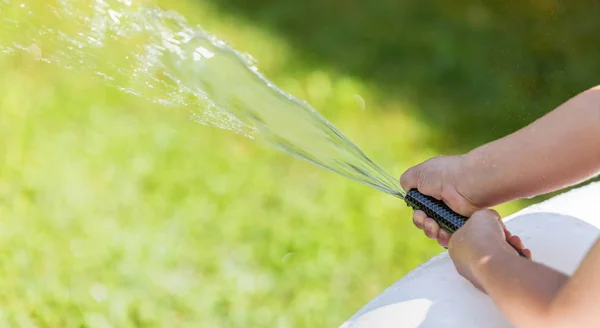 Kind spelen met water sprinkler in de tuin — Stockfoto