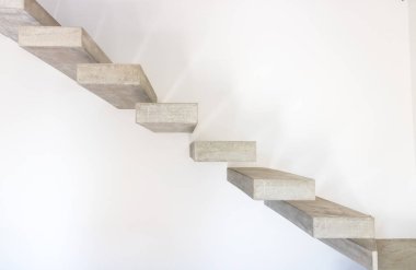 Minimal ve modern ev iç, beton blok merdiven ile