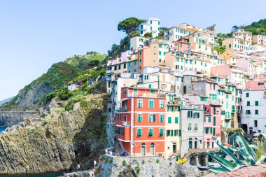 Cinque Terre, İtalya'nın kuzeybatısında, Liguria'da yer alan bir kıyı bölgesidir..