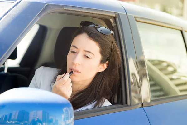 Maquiagem no carro — Fotografia de Stock