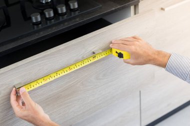 Mimar yepyeni bir mutfak için önlem alıyor. Ev biçimi ve tasarım kavramları