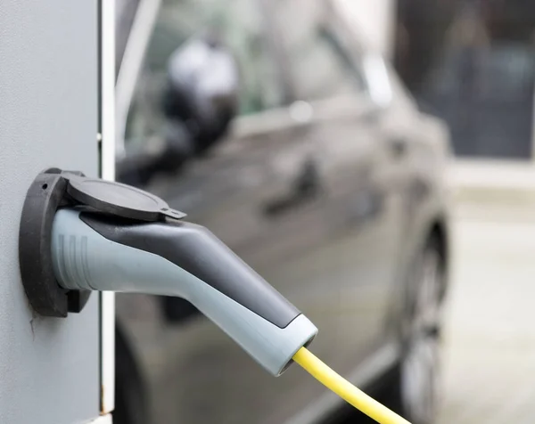 Chargement Voiture Électrique Dans Ville — Photo