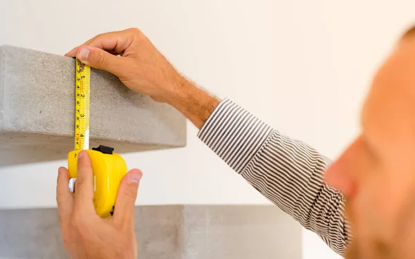 Arquitecto Tomando Medidas Una Escalera Escalones Concretos Conceptos Diseño Estilo — Foto de Stock