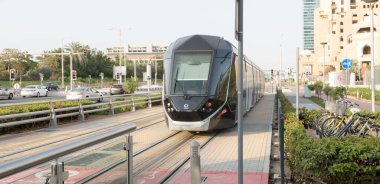 DUBAI - CIRCA MARCH 2017: Dubai tramvayı istasyona varıyor