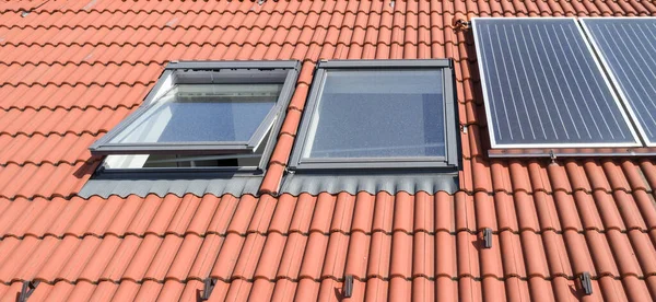 Luftaufnahme Eines Neuen Daches Mit Sonnenkollektoren — Stockfoto