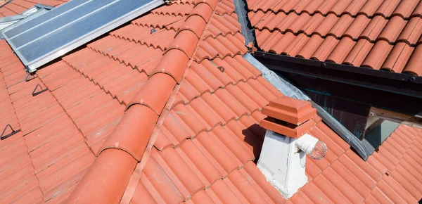Luftaufnahme Eines Neuen Daches Mit Sonnenkollektoren — Stockfoto
