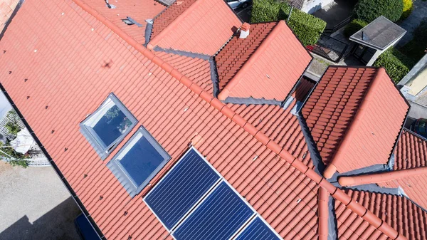 Luchtfoto Drone Van Een Nieuw Dak Met Zonnepanelen — Stockfoto