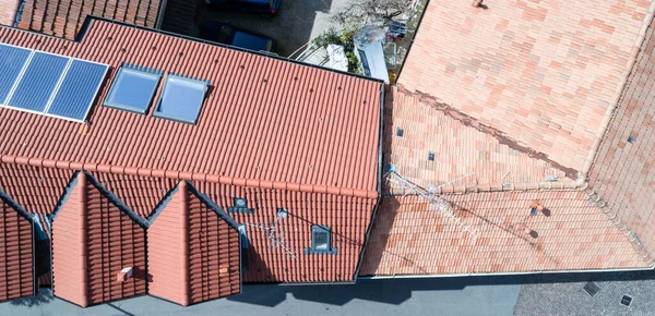 Luchtfoto Drone Van Een Nieuw Dak Met Zonnepanelen Vergelijking Met — Stockfoto