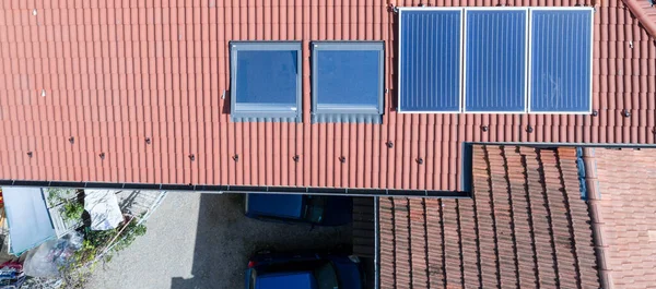 Foto Aérea Nuevo Techo Con Paneles Solares — Foto de Stock