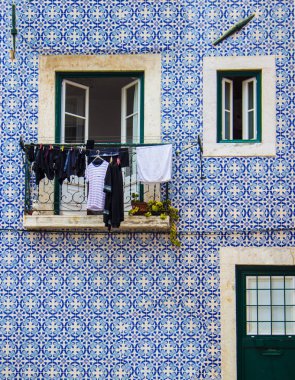 Azulejos mavi olan geleneksel bir ev ön görünümüne döşer 
