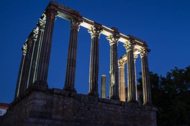 Şehir geceleri taraftan Templo Romano Roma Tapınağı 