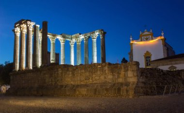 Yılında şehrin gece arkadan Templo Romano Roma Tapınağı
