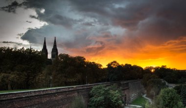 Vysehrad hill Katedrali ile üzerinde dramatik günbatımı.