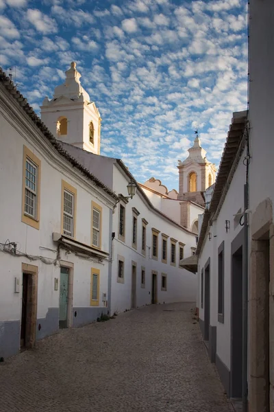 Kilise aziz Anthony için önde gelen dar lane. Lagos, Algarve, Portekiz.