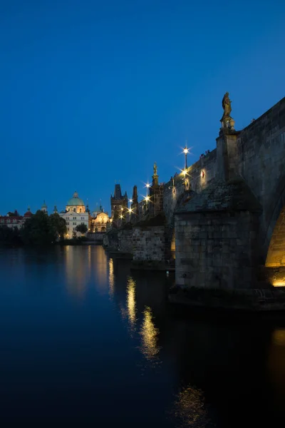 Puente de Carlos en Praga durante el crepúsculo vista lateral —  Fotos de Stock