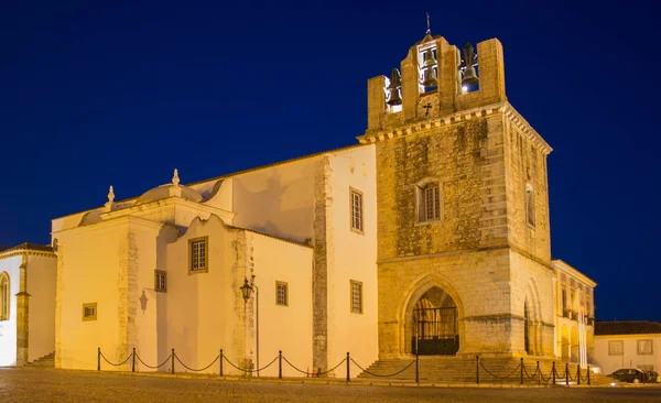 S собор Faro Igreja de Santa Maria после захода солнца, Порт Стоковая Картинка