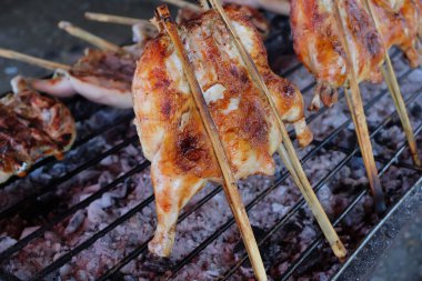 Izgara tavuk restoran önünde sokak gıda