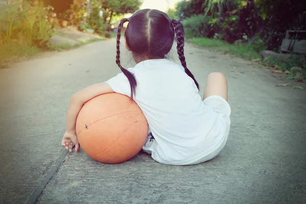 거리에 앉아 농구와 유치원 여자 — 스톡 사진