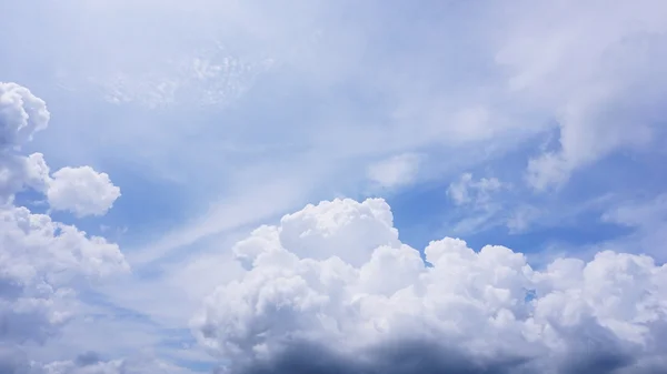 Cielo blu e nuvole con spazio copia — Foto Stock