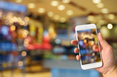 akıllı telefon bulanık bokeh ışıklar resim çekmek tutan el 