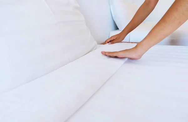 kadın el beyaz çarşaf otel odasında ayarlayın