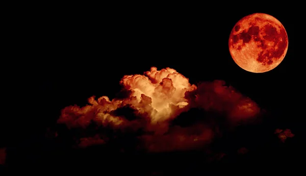 Natthimlen och en fullmåne i molnen, blood moon koncept — Stockfoto