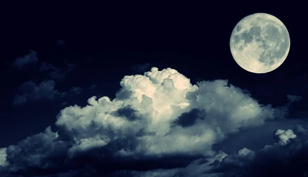 Nachtelijke hemel en een volle maan in de wolken — Stockfoto