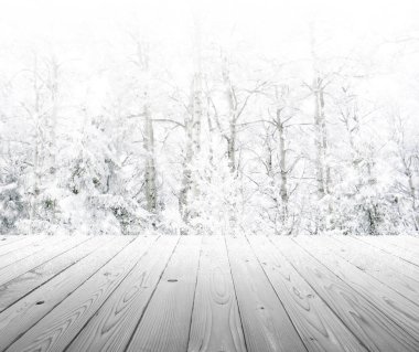 Ahşap masa üstü kış ağaçları kar etkisi arka plan ile