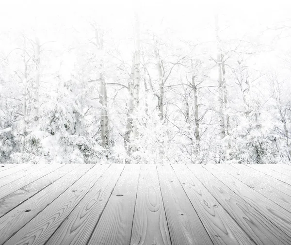 木桌上冬天树与雪效果背景上 — 图库照片