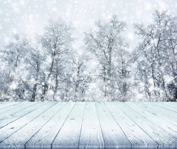 Дерев'яна стільниця на зимових деревах зі сніговим ефектом фону — стокове фото