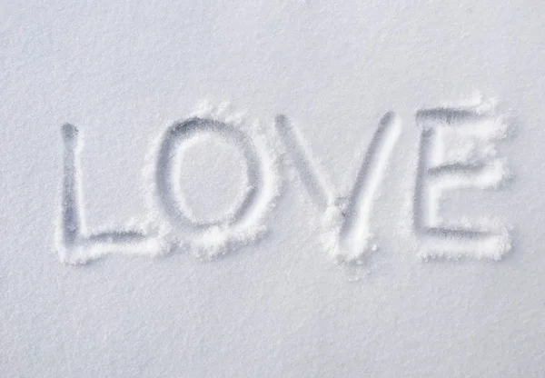 Woord "Love" in de verse sneeuw — Stockfoto