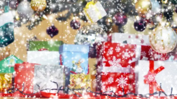 Borrosa de cajas de regalo de Navidad bajo el fondo del árbol con s —  Fotos de Stock