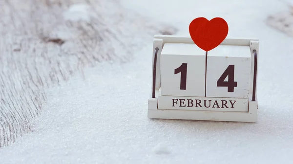 14 februari hout kalender met rood hart op bovenste Valentijnsdag — Stockfoto