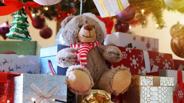Ağacın altında hediyeler Noel oyuncak ayı ile için