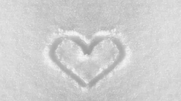 Forma de coração desenhado à mão na neve branca fresca — Fotografia de Stock