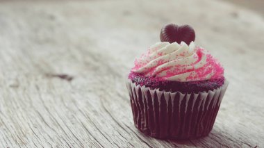 Cupcake Sevgililer üzerinde eski ahşap ba için üstüne çikolata kalp