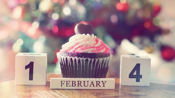 Coeur de chocolat sur le dessus du cupcake pour la Saint-Valentin sur boke coloré — Photo