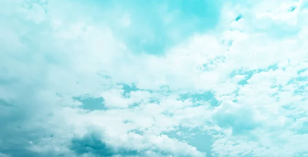 Cielo e nuvole bianco blu gradiente sfondo naturale — Foto Stock