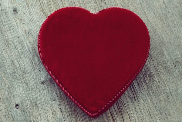 Červené sametové tvaru srdce box pro Valentýn dárek na staré dřevo — Stock fotografie