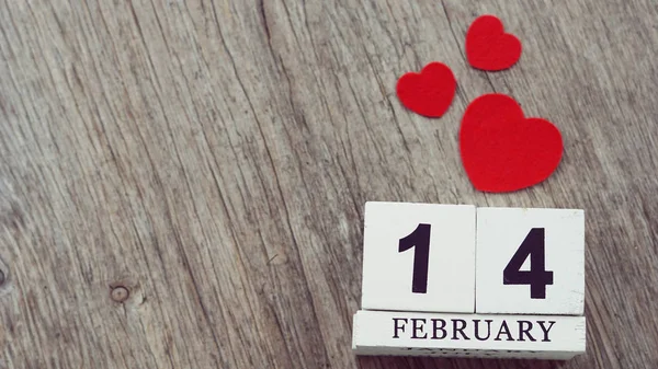 2 月 14 日木多维数据集上模糊的木桌机智的日历 — 图库照片