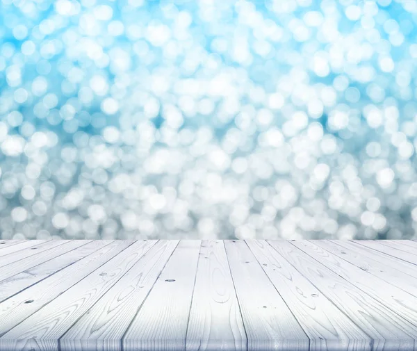 Houten tafelblad op wazig van wit en blauw bokeh achtergrond — Stockfoto