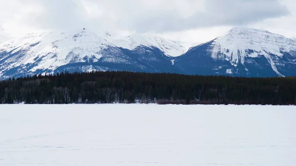 Lago congelado e montanha com neve coberta, fundo da natureza em — Fotografia de Stock
